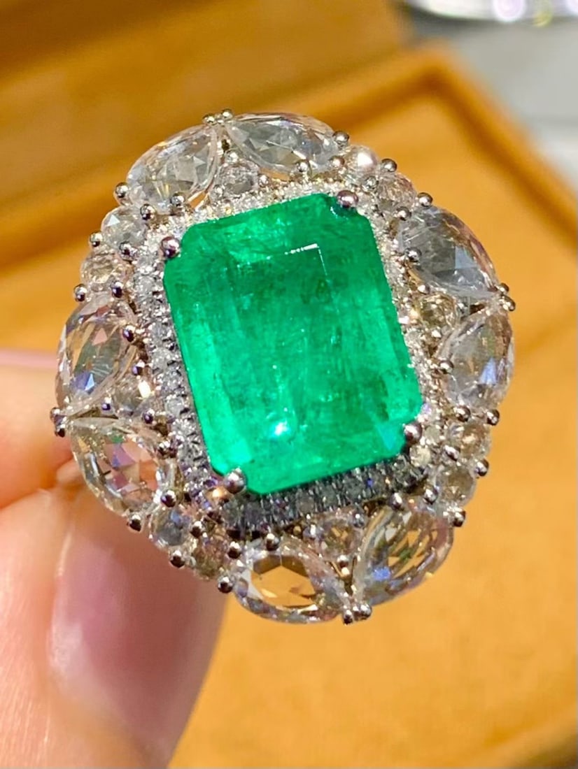 14k Gold 3.3 Ct Natural Emerald & Diamond Ring - 6