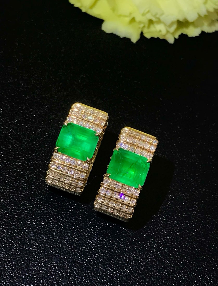 14k Gold 2.93 Ctw Vivid Green Natural Emerald & Diamond Earrings: Ref:231111113 // gold content:14k gold // main gemstone:emerald // shape:octagonal // carat weight:2. 43ct // color:vivid green // treatment:natural // // adjacent gemstone 2 : diamond // shape:round