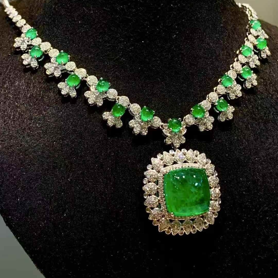 14k Gold 9.5 Ct Vivid Green Natural Emerald & Diamond Necklace - 2
