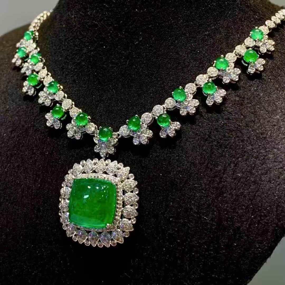 14k Gold 9.5 Ct Vivid Green Natural Emerald & Diamond Necklace - 3