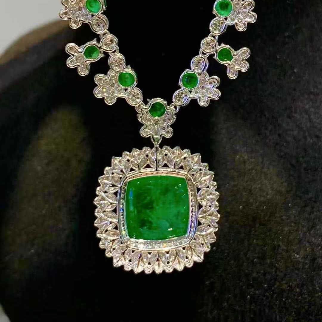 14k Gold 9.5 Ct Vivid Green Natural Emerald & Diamond Necklace - 4