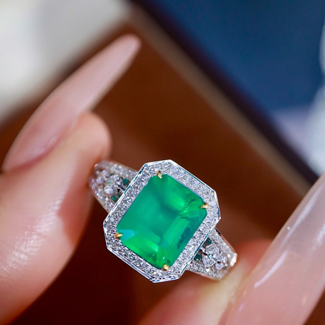 14k Gold 2.10 Ctw Natural Emerald & Diamond Ring: Ref:231111152 // gold content:14k gold // ring size:7. 25us // // main gemstone:emerald // shape:octagonal // carat weight:1. 83ct // color:green // treatment:natural // // adjacent gemstone 2 :