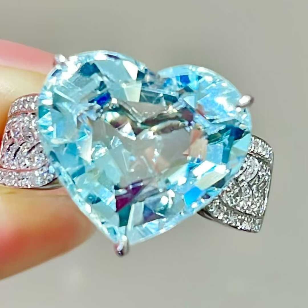 14k Gold 5.28 Ct Natural Aquamarine & Diamond Ring: Ref:231111174 // gold content:14k gold // ring size:7. 25us // // main gemstone:aquamarine // shape:heart // carat weight:5. 28ct // color:blue // treatment:natural // // adjacent gemstone 2 :