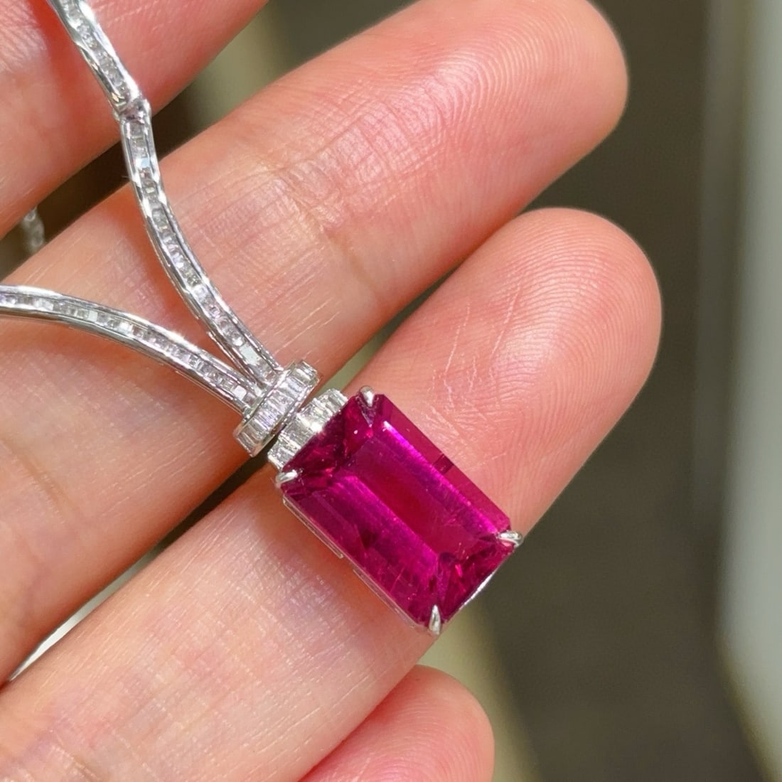14k Gold 4.3 Ct Natural Tourmaline & Diamond Necklace: Ref:231111221 // gold content:14k gold // main gemstone:tourmaline // shape:octagonal // carat weight:4. 3ct // color:red // treatment:natural // // adjacent gemstone 2 : diamond // shape:baguette