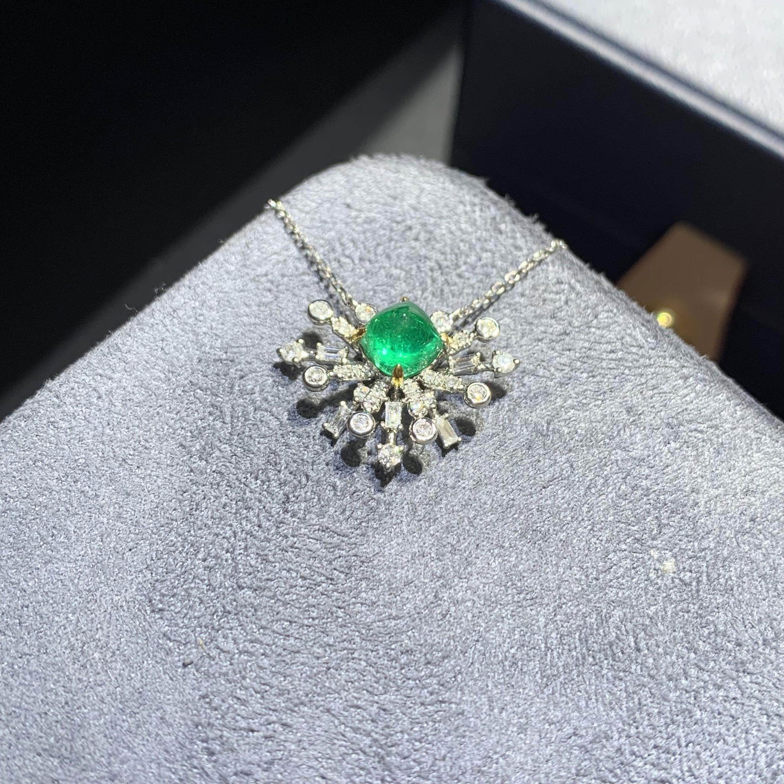 14k Gold 1.38 Ctw Natural Emerald & Diamond Necklace - 4