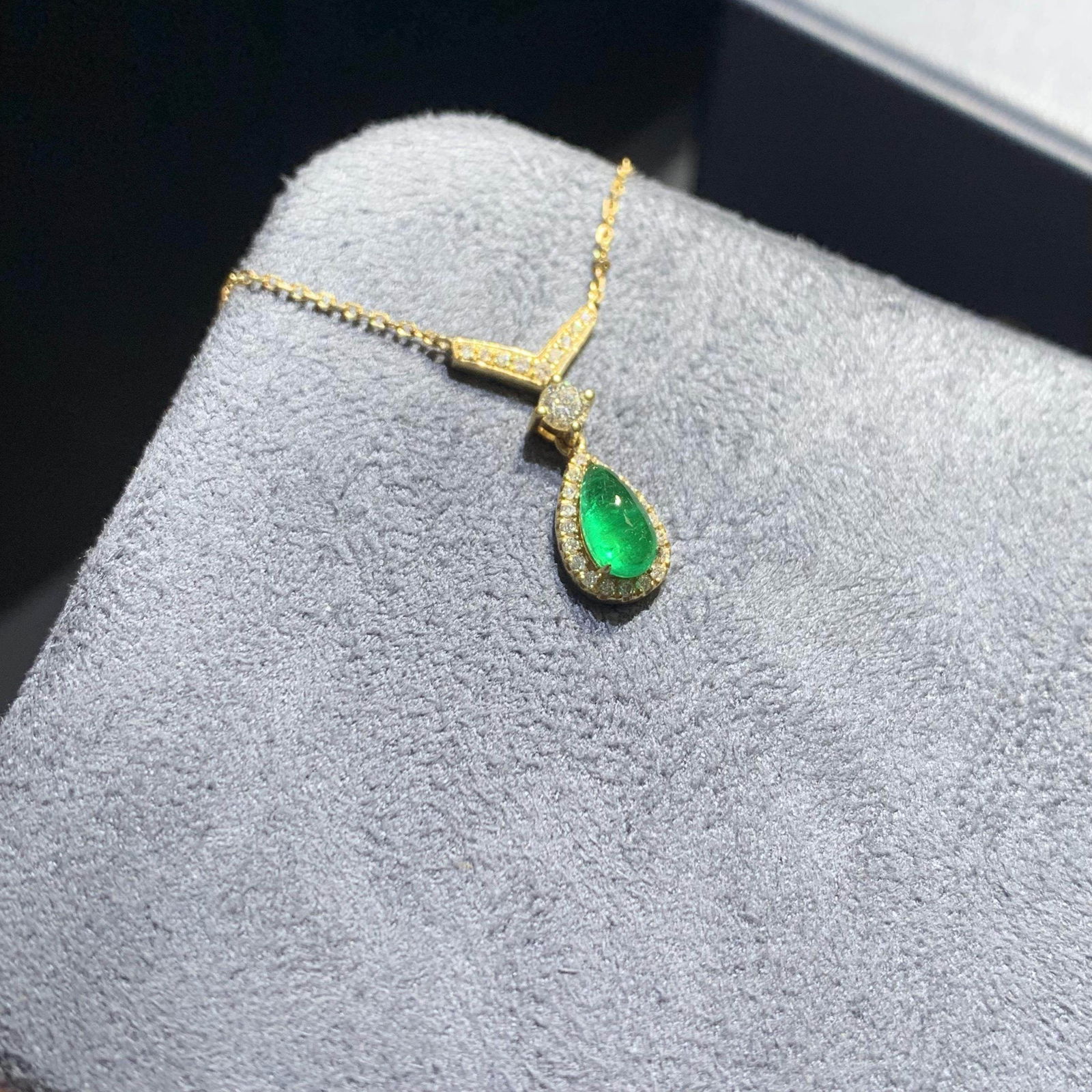 14k Gold 0.70 Ctw Vivid Green Natural Emerald & Diamond Necklace - 2