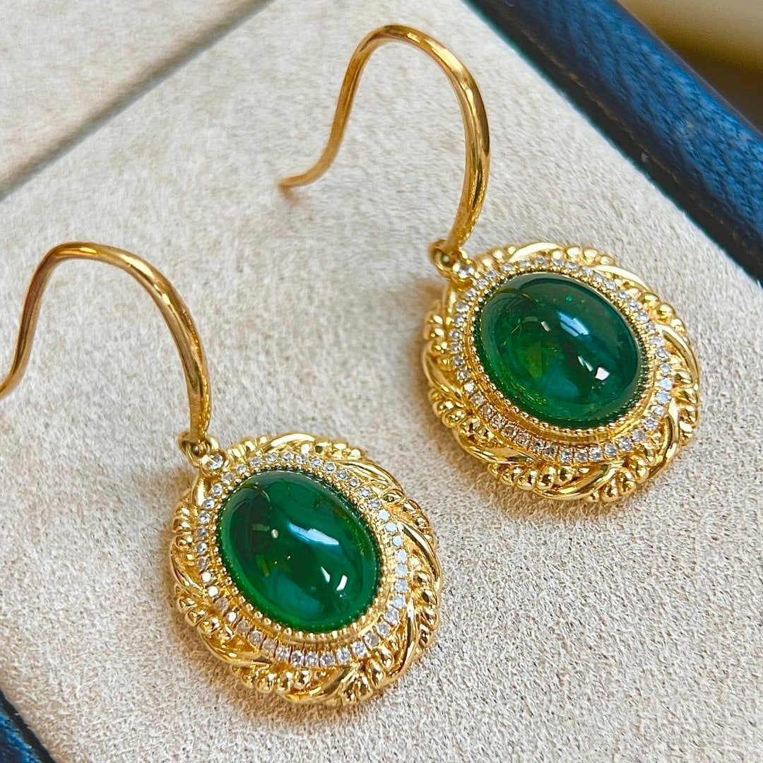 14k Gold 5.94 Ctw Vivid Green Natural Emerald & Diamond Earrings: Ref:231112058 // gold content:14k gold // main gemstone:emerald // shape:oval // carat weight:5. 66ct // color:vivid green // treatment:natural // // adjacent gemstone 2 : diamond // shape:round // ca