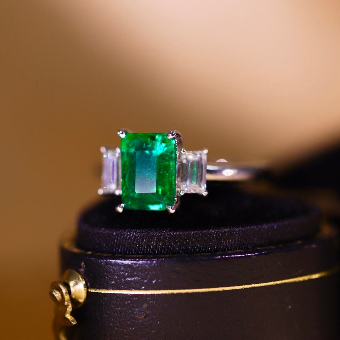 14k Gold 1.69 Ct Vivid Green Natural Emerald & Diamond Ring - 2