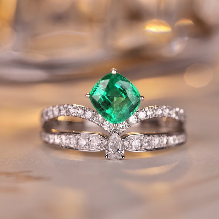 14k Gold 0.95 Ct Vivid Green Natural Emerald & Diamond Ring: Ref:231112101 // gold content:14k gold // ring size:7. 25us // // main gemstone:emerald // shape:cushion // carat weight:0. 95ct // color:vivid green // treatment:natural // // adjacent gemstone 2