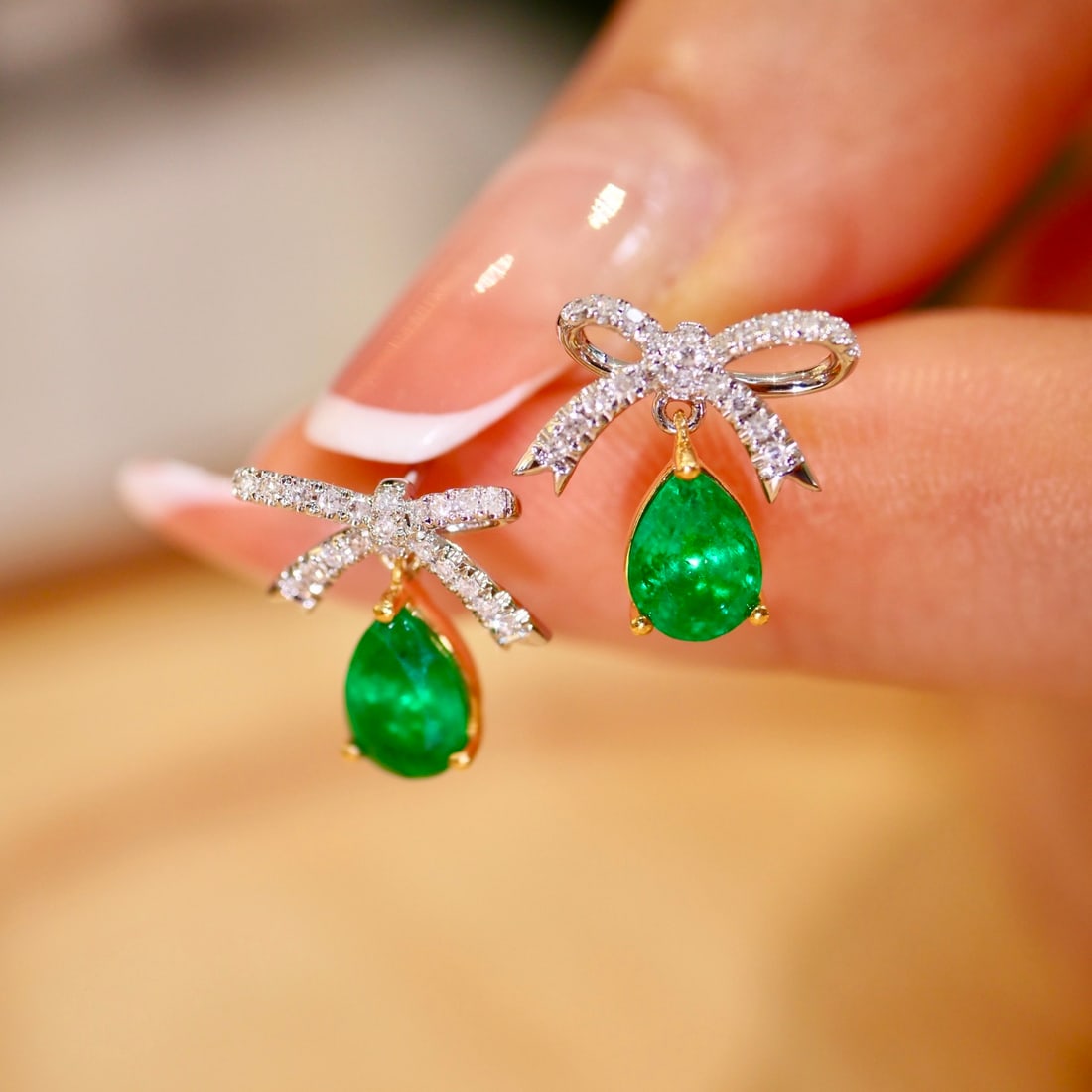 14k Gold 1.58 Ctw Vivid Green Natural Emerald & Diamond Earrings: Ref:231112121 // gold content:14k gold // main gemstone:emerald // shape:pear // carat weight:1. 4ct // color:vivid green // treatment:natural // // adjacent gemstone 2 : diamond // shape:round // car