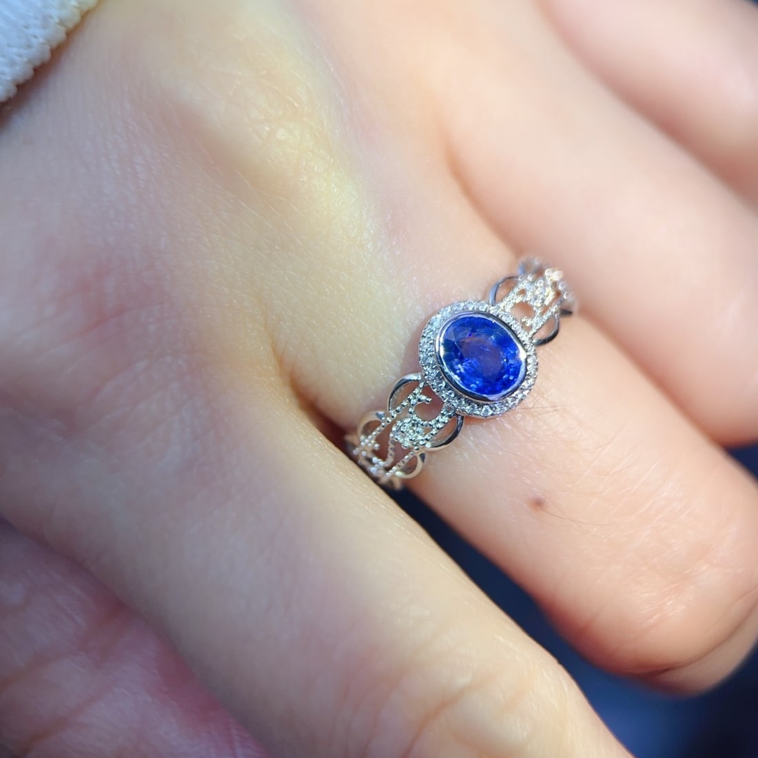 14k Gold 0.82 Ctw Vivid Blue Natural Sapphire & Diamond Ring - 6