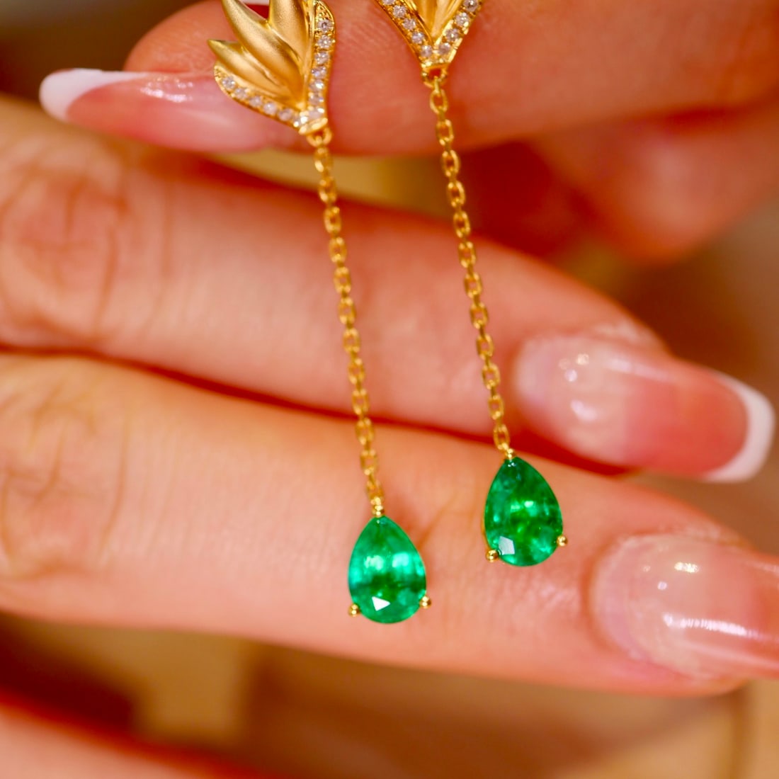 14k Gold 1.50 Ctw Vivid Green Natural Emerald & Diamond Earrings: Ref:231112179 // gold content:14k gold // main gemstone:emerald // shape:pear // carat weight:1. 4ct // color:vivid green // treatment:natural // // adjacent gemstone 2 : diamond // shape:round // car