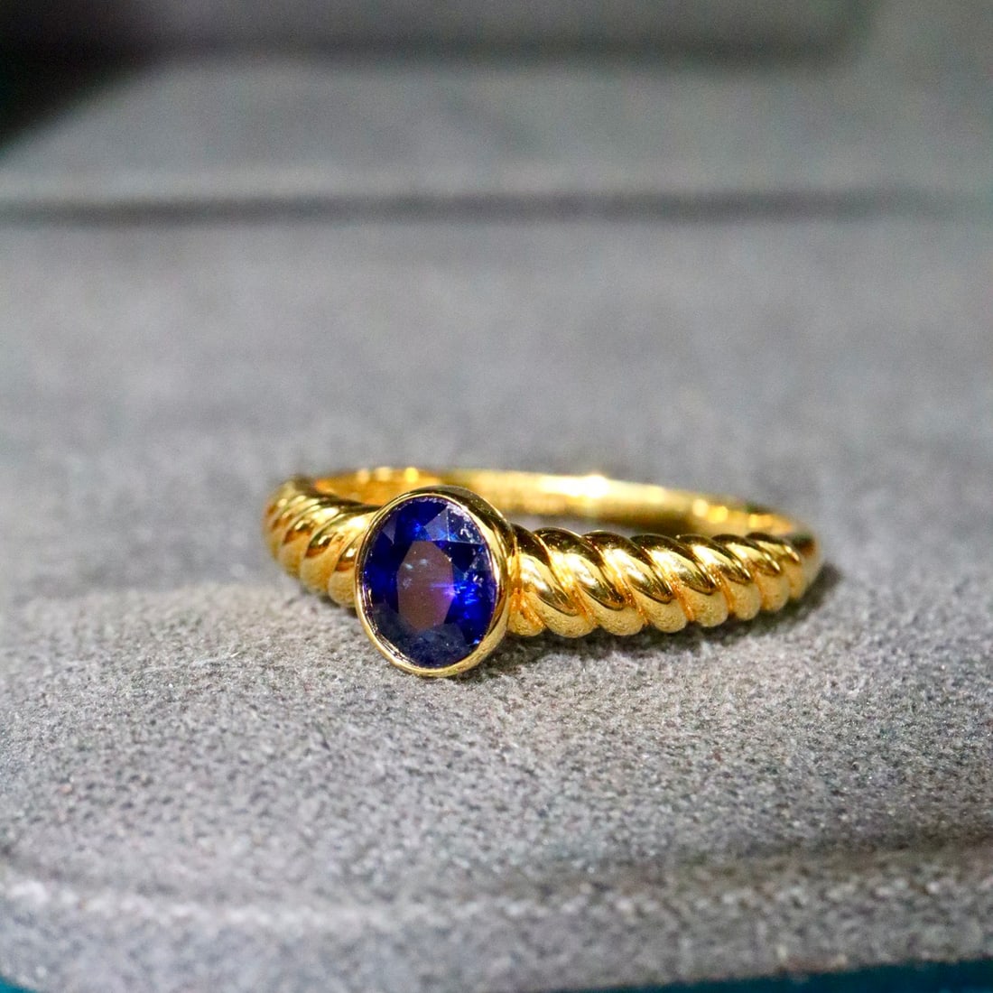 14k Gold 0.70 Ct Natural Sapphire Ring - 2