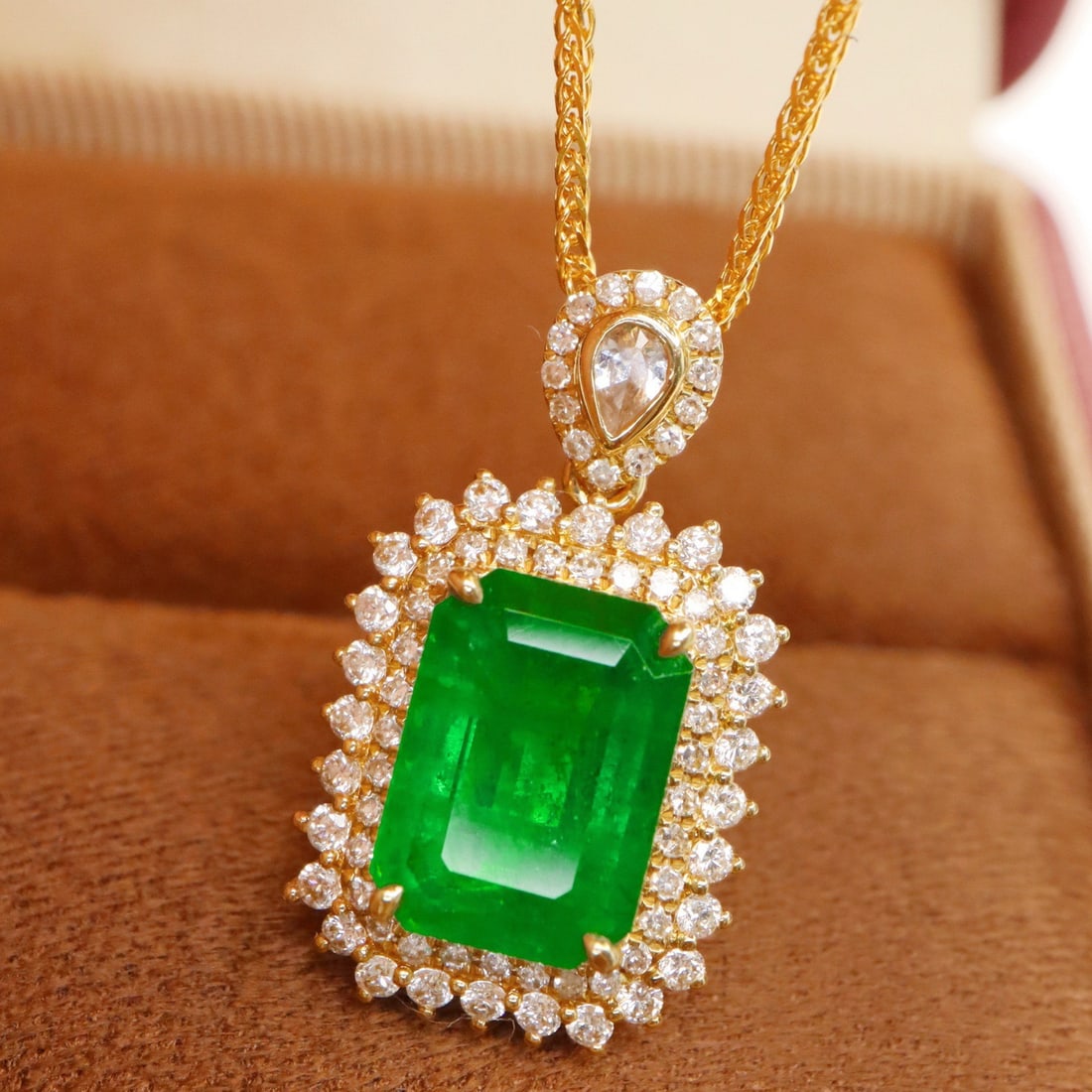14k Gold 2.42 Ctw Vivid Green Natural Emerald & Diamond Pendant( Without Chain ): Ref:231112287 // gold content:14k gold // main gemstone:emerald // shape:octagonal // carat weight:2. 01ct // color:vivid green // treatment:natural // // adjacent gemstone 2 : diamond // shape:round