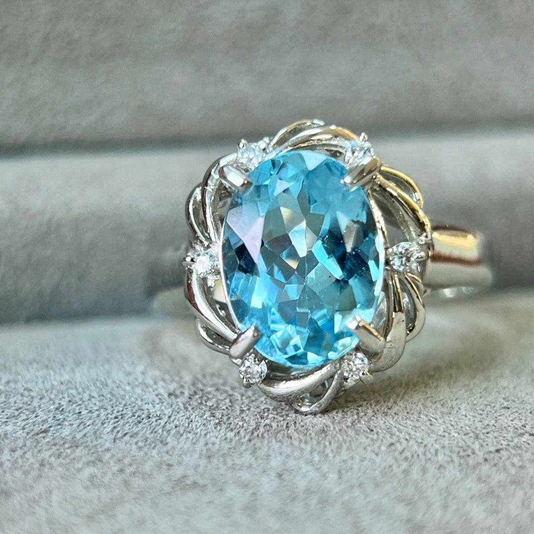 14k Gold 1.90 Ctw Natural Aquamarine & Diamond Ring: Ref:231112357 // gold content:14k gold // ring size:7. 25us // // main gemstone:aquamarine // shape:oval // carat weight:1. 85ct // color:santa maria color // treatment:natural // // adjacent