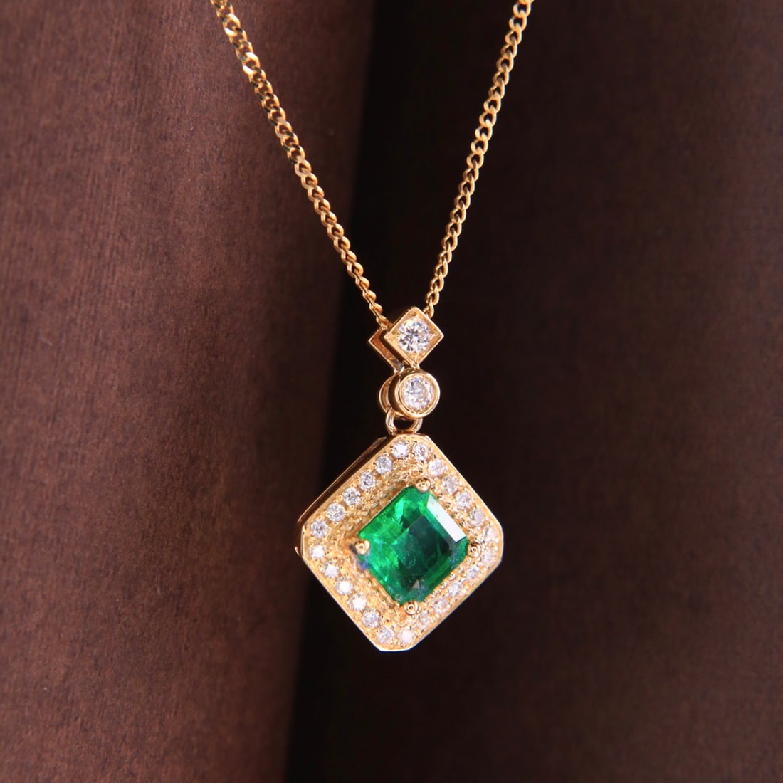 14k Gold 0.55 Ctw Vivid Green Natural Emerald & Diamond Necklace - 2