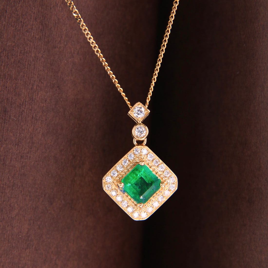 14k Gold 0.55 Ctw Vivid Green Natural Emerald & Diamond Necklace - 3