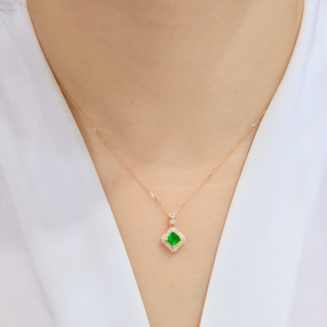 14k Gold 0.55 Ctw Vivid Green Natural Emerald & Diamond Necklace - 4