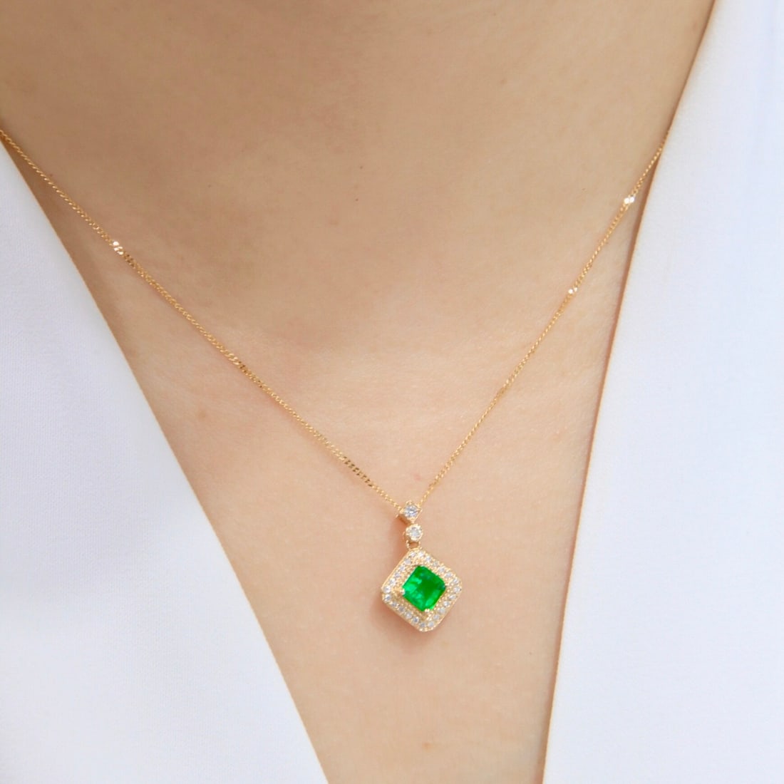 14k Gold 0.55 Ctw Vivid Green Natural Emerald & Diamond Necklace - 5