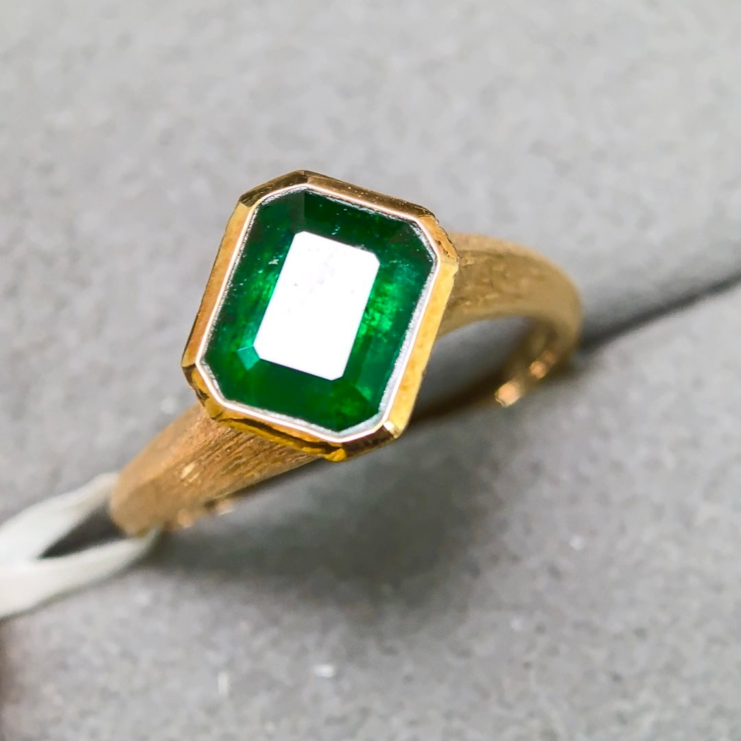 14k Gold 1.59 Ct Vivid Green Natural Emerald Ring - 3