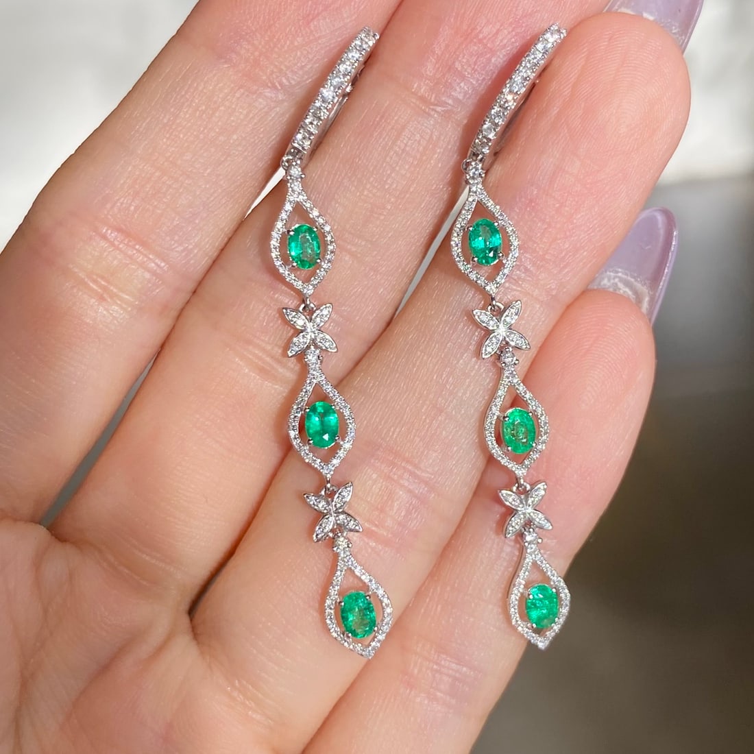 14k Gold 1.56 Ctw Natural Emerald & Diamond Earrings: Ref:231112413 // gold content:14k gold // main gemstone:emerald // shape:oval // carat weight:0. 8ct // color:green // treatment:natural // // adjacent gemstone 2 : diamond // shape:round // carat