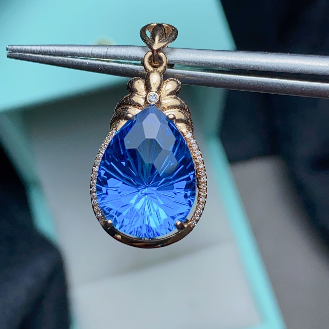 14k Gold 11.45 Ct Natural Topaz & Diamond Pendant( Without Chain ): Ref:231112419 // gold content:14k gold // main gemstone:topaz // shape:pear // carat weight:11. 45ct // color:blue // treatment:natural // // adjacent gemstone 2 : diamond // number of stones:31 //