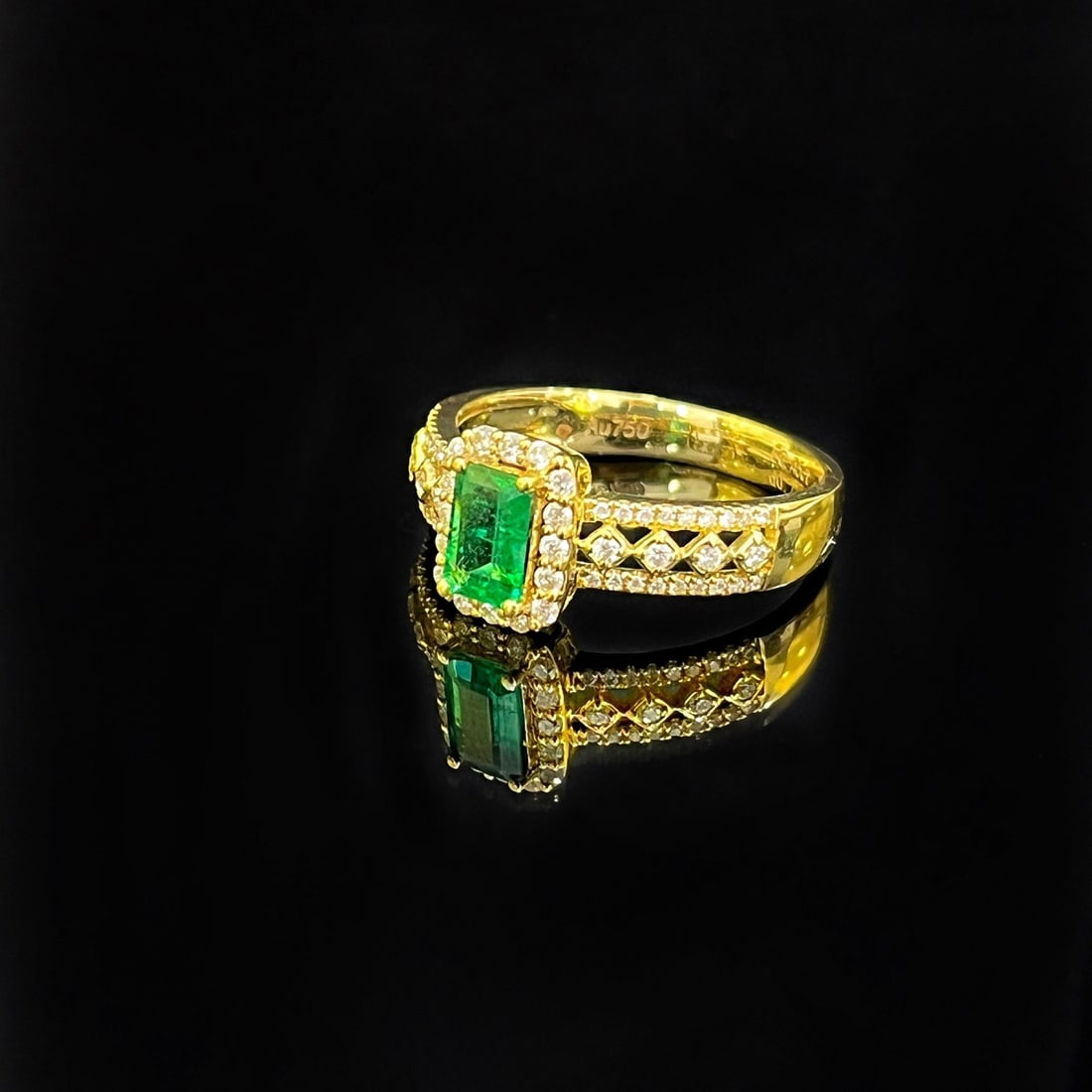 Express Shipping 18k Gold 0.72 Ctw Natural Emerald & Diamond Ring - 2