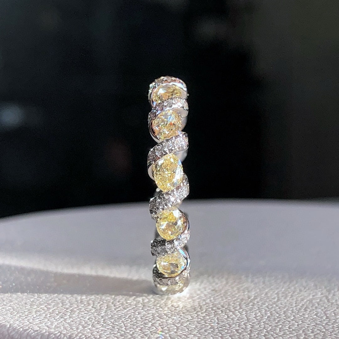 Express Shipping 18k Gold 2.16 Ctw Natural Yellow Diamond & Diamond Ring: Ref:21015 // gold content:18k gold // ring size:6. 21us // // main gemstone:yellow diamond // shape:oval // carat weight:1. 95ct // color:yellow // treatment:natural // // adjacent gemstone 2 :