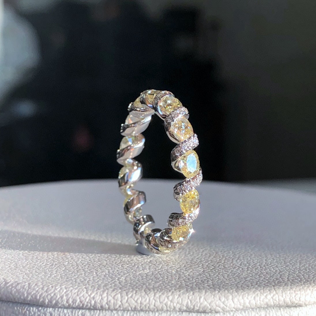 Express Shipping 18k Gold 2.16 Ctw Natural Yellow Diamond & Diamond Ring - 3