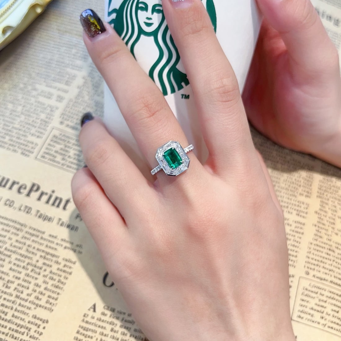 Express Shipping 18k Gold 1.94 Ctw Vivid Green Natural Emerald & Diamond Ring - 4