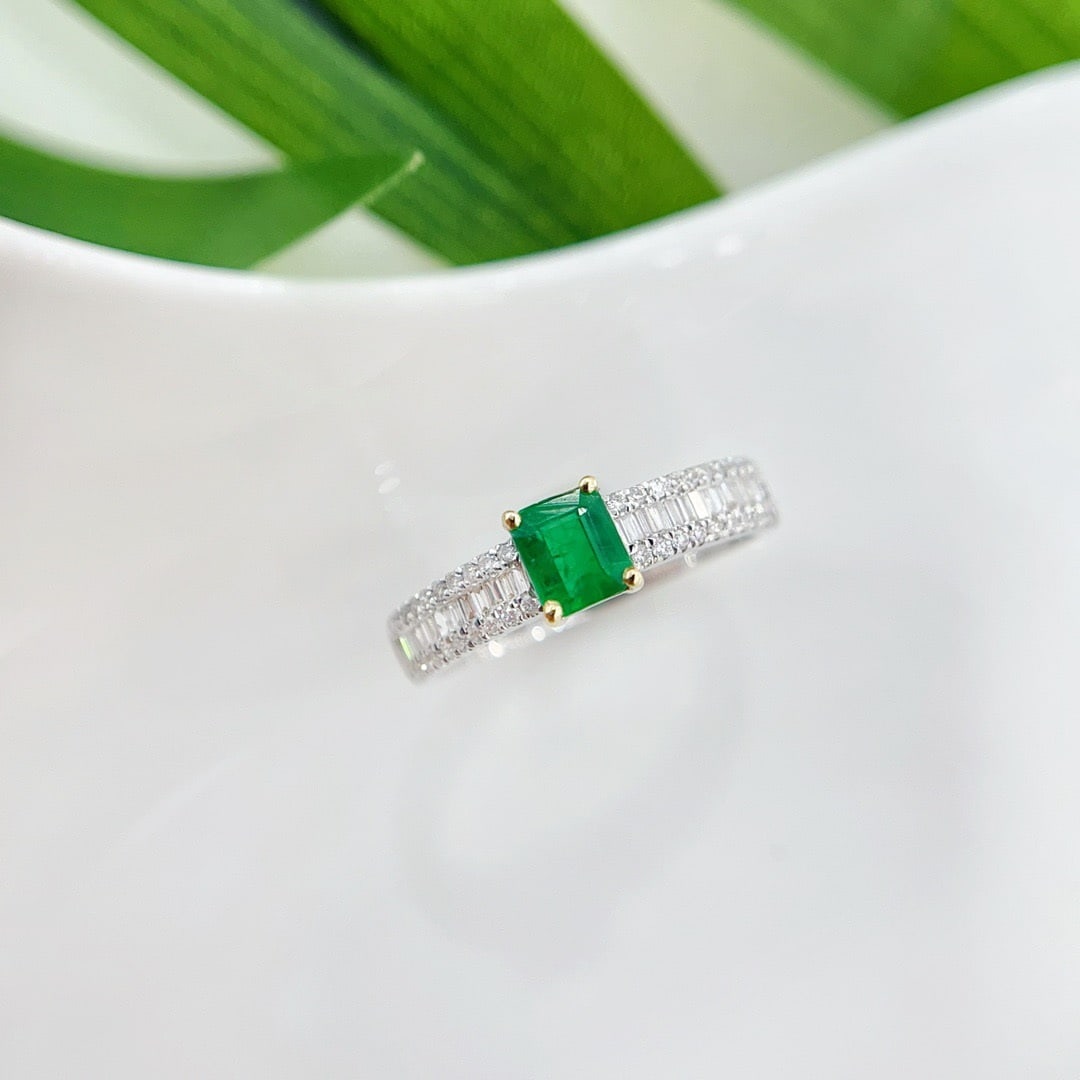 Express Shipping 18k Gold 0.48 Ctw Vivid Green Natural Emerald & Diamond Ring: Ref:21028 // gold content:18k gold // ring size:6us // // main gemstone:emerald // shape:octagonal // carat weight:0. 21ct // color:vivid green // treatment:natural // // adjacent gemstone 2 :