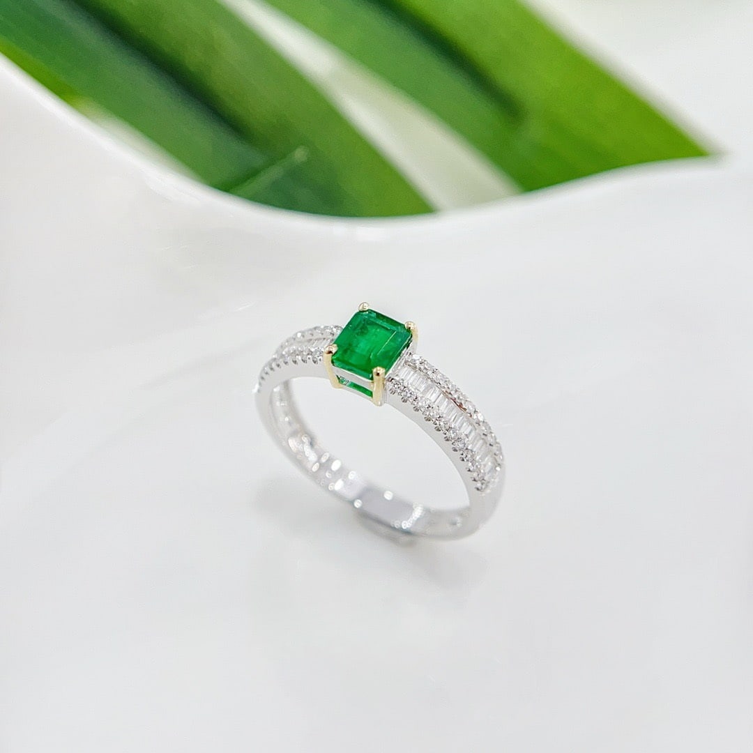 Express Shipping 18k Gold 0.48 Ctw Vivid Green Natural Emerald & Diamond Ring - 4