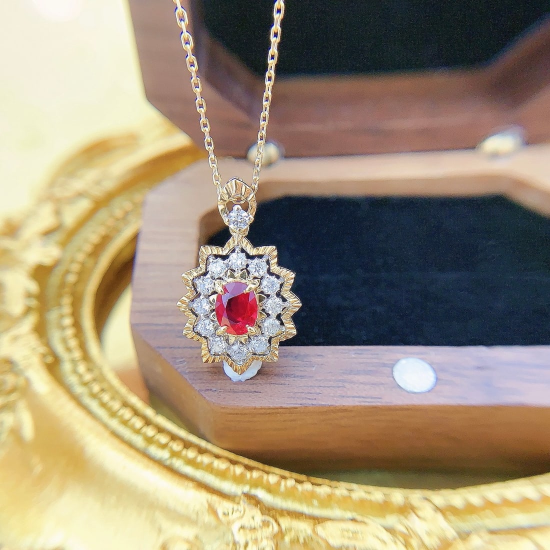 Express Shipping 18k Gold 0.82 Ctw Vivid Red Natural Ruby & Diamond Necklace: Ref:21046 // gold content:18k gold // main gemstone:ruby // shape:oval // carat weight:0. 55ct // color:vivid red // treatment:natural // // adjacent gemstone 2 : diamond // shape:round // carat