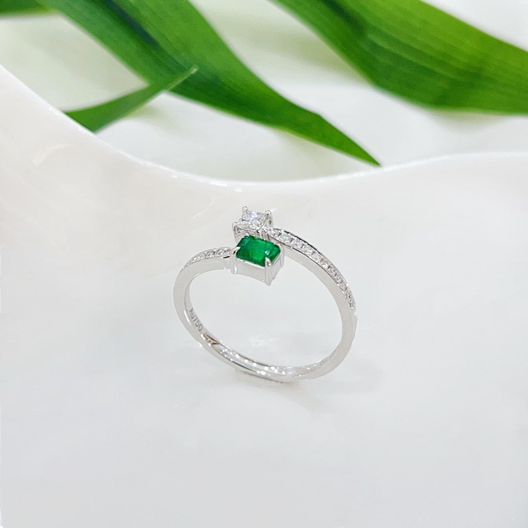 Express Shipping 18k Gold 0.41 Ctw Vivid Green Natural Emerald & Diamond Ring - 2