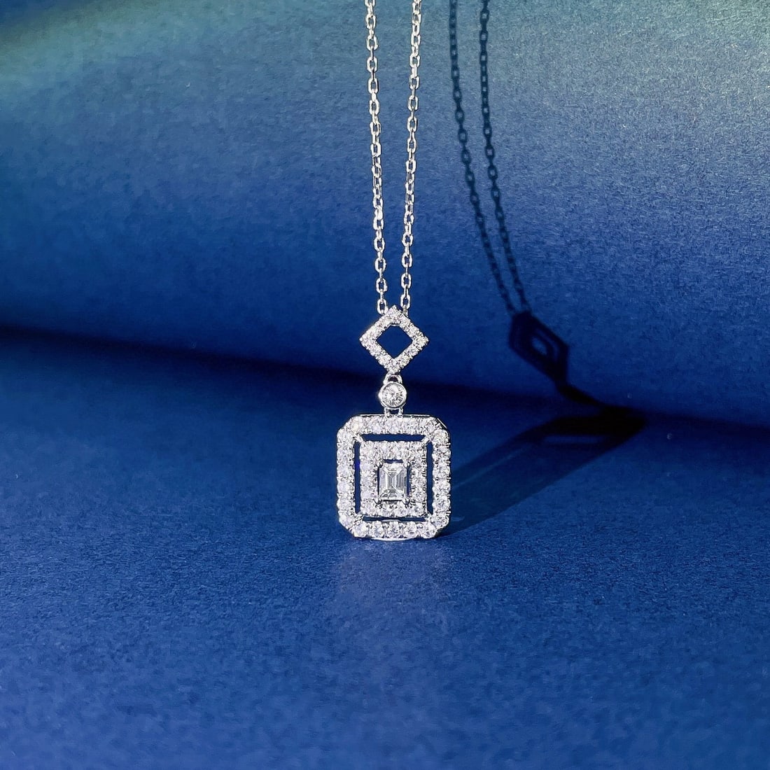 Express Shipping 18k Gold 0.40 Ctw Natural H Diamond Necklace: Ref:21077 // gold content:18k gold // main gemstone:diamond // shape:baguette // carat weight:0. 08ct // clarity grade:vs-si // color:h // treatment:natural // // adjacent gemstone 2 : diamond //