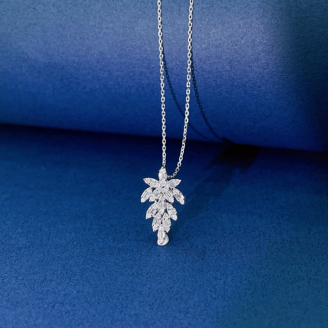 Express Shipping 18k Gold 0.20 Ctw Natural H Diamond Necklace: Ref:21099 // gold content:18k gold // main gemstone:diamond // shape:baguette // carat weight:0. 11ct // clarity grade:vs-si // color:h // treatment:natural // // adjacent gemstone 2 : diamond // shap