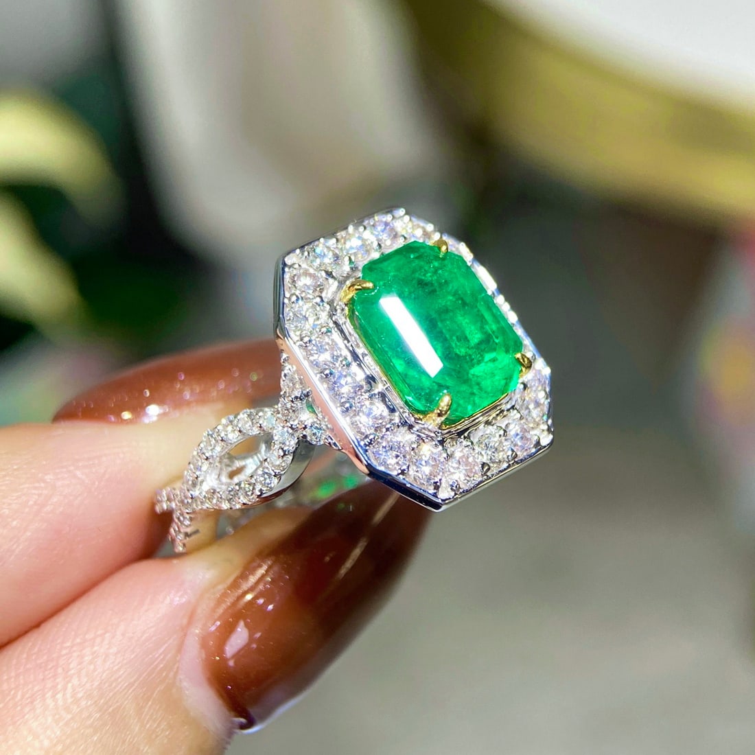 Express Shipping 18k Gold 4.06 Ctw Vivid Green Natural Emerald & Diamond Ring - 3