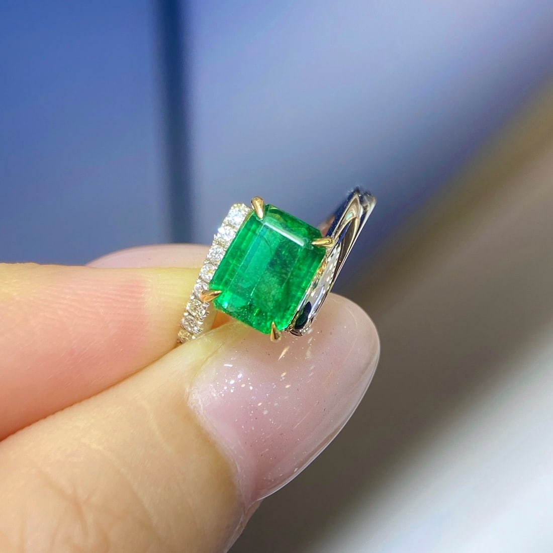 Express Shipping 18k Gold 1.90 Ctw Vivid Green Natural Emerald & Diamond Ring - 2