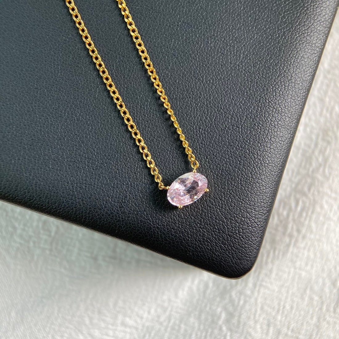 Express Shipping 18k Gold 1.81 Ct Natural Sapphire Necklace: Ref:22274 // gold content:18k gold // main gemstone:sapphire // shape:oval // carat weight:1. 81ct // color:pink // treatment:natural // Condition: NewHigh Estimate: 2600Low Estimate: 1800