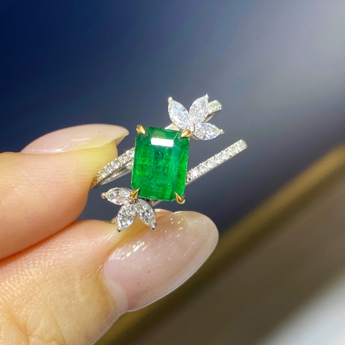 Express Shipping 18k Gold 2.35 Ctw Vivid Green Natural Emerald & Diamond Ring - 2