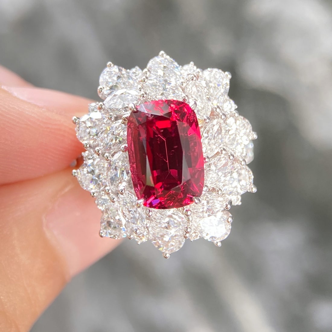 Express Shipping 18k Gold 6.32 Ctw Vivid Red Natural Spinel & Lab Grown Diamond Ring - 2