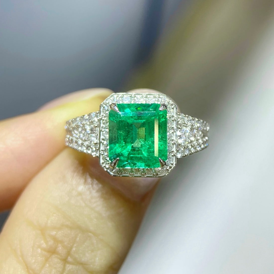 Express Shipping Pt900 3.08 Ctw Vivid Green Natural Emerald & Diamond Ring: Ref:22285 // gold content:pt900 // ring size:6. 75us // // main gemstone:emerald // shape:octagonal // carat weight:2. 35ct // color:vivid green // treatment:natural // // adjacent gemstone 2 :