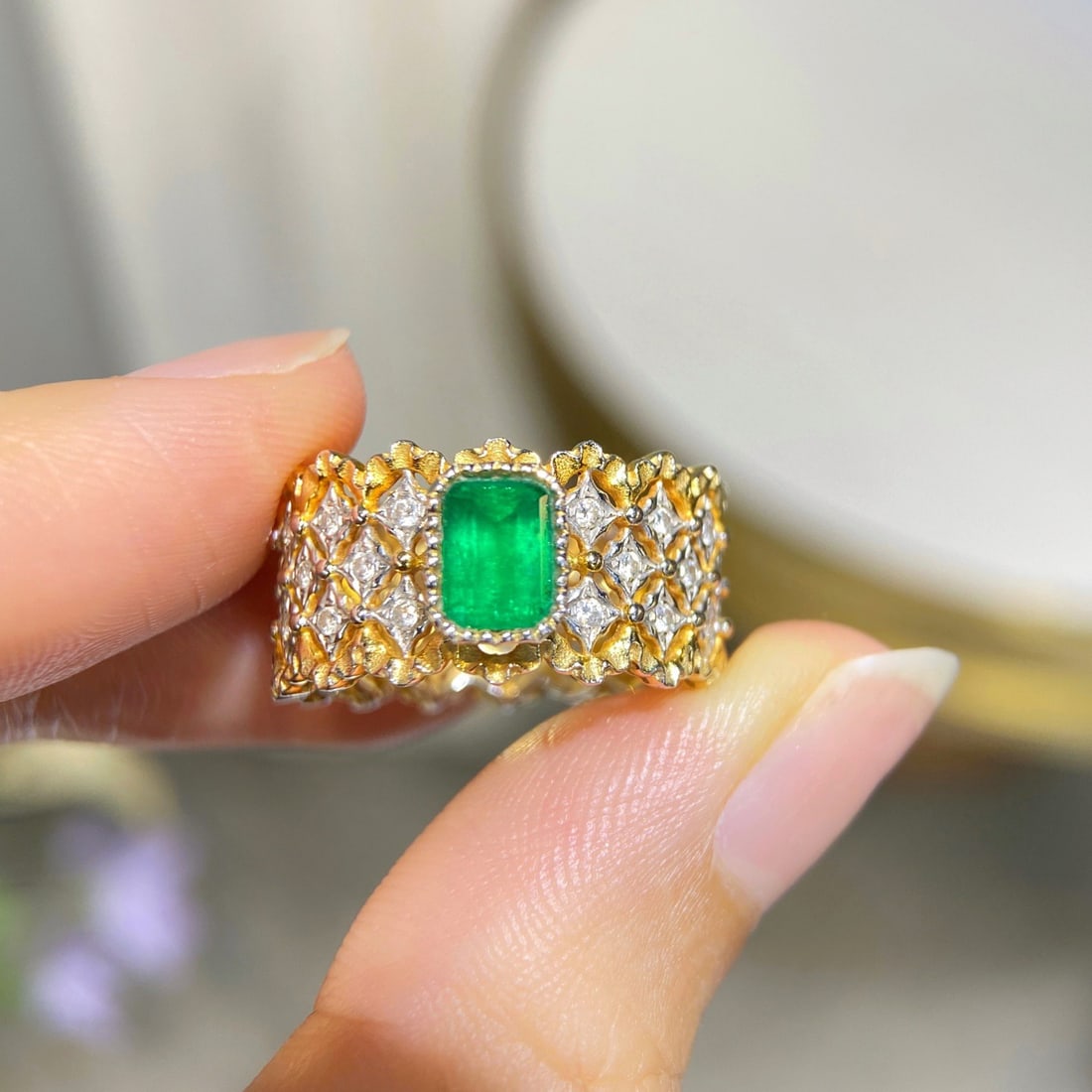 Express Shipping 18k Gold 1.27 Ctw Vivid Green Natural Emerald & Diamond Ring: Ref:22286 // gold content:18k gold // ring size:7. 5us // // main gemstone:emerald // shape:octagonal // carat weight:0. 83ct // color:vivid green // treatment:natural // // adjacent gemstone 2 :