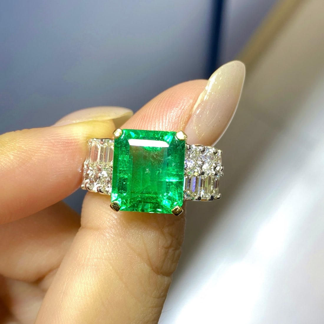 Express Shipping 18k Gold 7.73 Ctw Vivid Green Natural Emerald & Diamond Ring: Ref:22294 // gold content:18k gold // ring size:6. 75us // // main gemstone:emerald // shape:octagonal // carat weight:5. 13ct // color:vivid green // treatment:natural // // adjacent gemstone 2 :