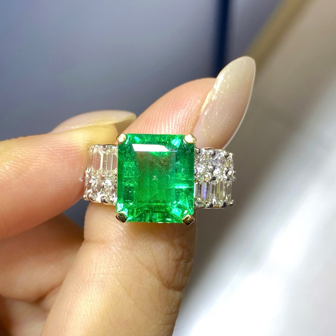 Express Shipping 18k Gold 7.73 Ctw Vivid Green Natural Emerald & Diamond Ring - 2