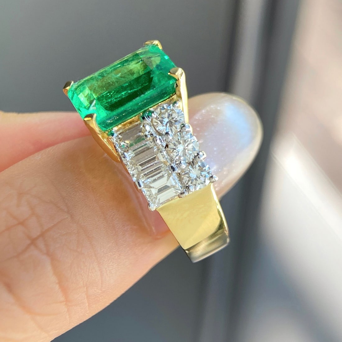 Express Shipping 18k Gold 7.73 Ctw Vivid Green Natural Emerald & Diamond Ring - 3