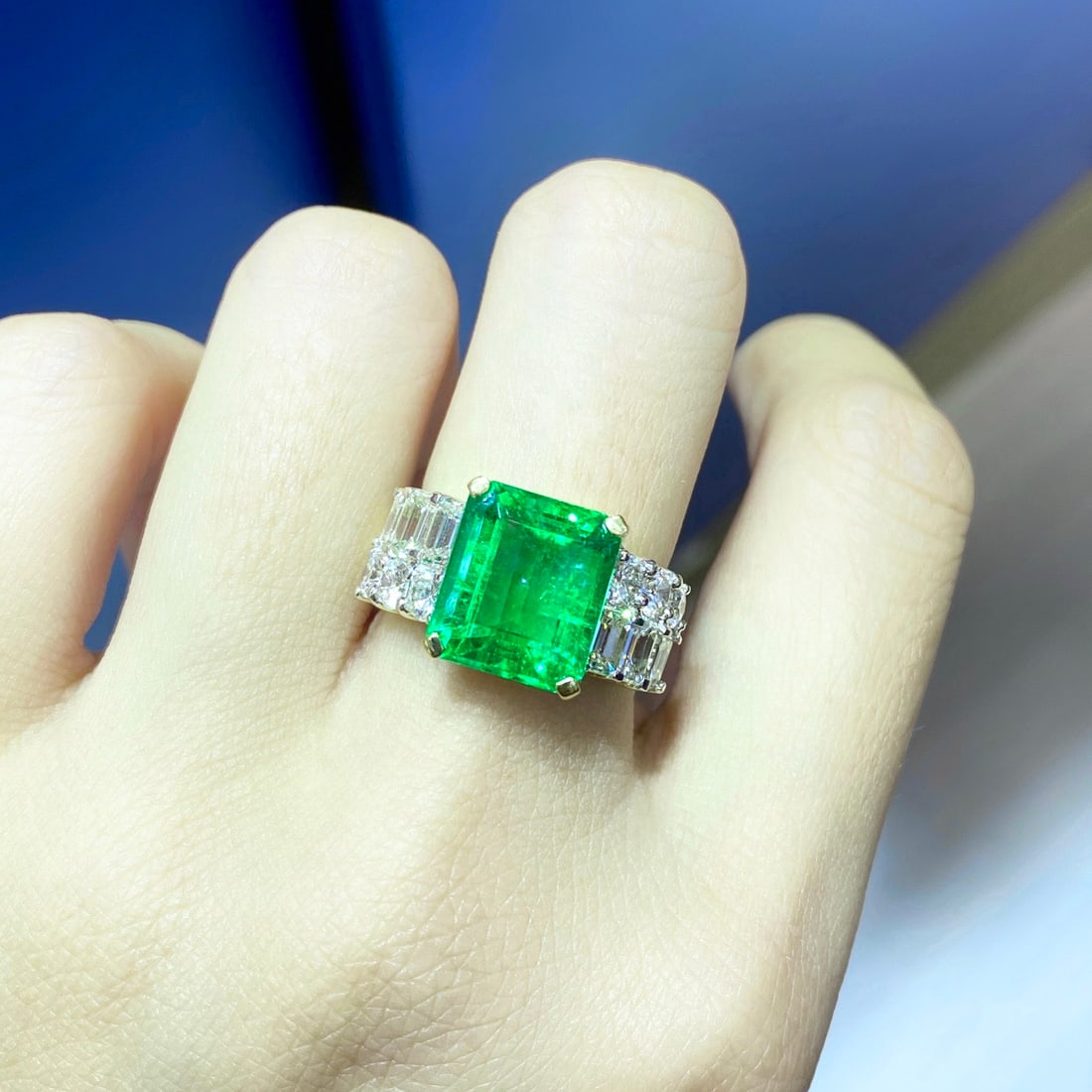 Express Shipping 18k Gold 7.73 Ctw Vivid Green Natural Emerald & Diamond Ring - 4