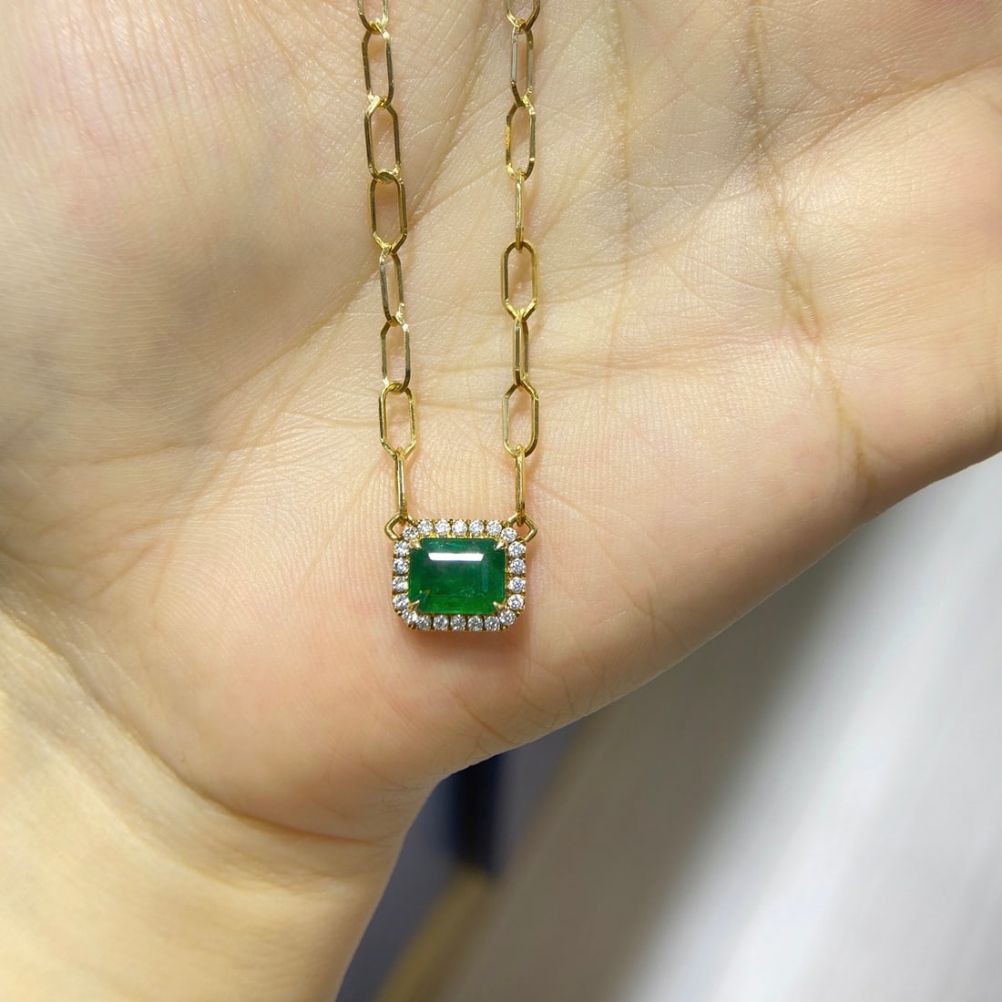 Express Shipping 18k Gold 1.75 Ctw Vivid Green Natural Emerald & Diamond Necklace: Ref:22295 // gold content:18k gold // main gemstone:emerald // shape:octagonal // carat weight:1. 55ct // color:vivid green // treatment:natural // // adjacent gemstone 2 : diamond // shape:round