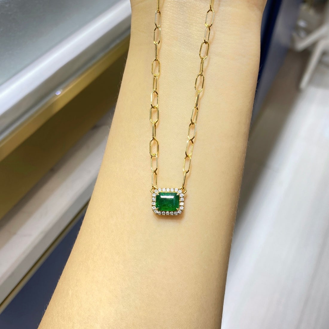 Express Shipping 18k Gold 1.75 Ctw Vivid Green Natural Emerald & Diamond Necklace - 2