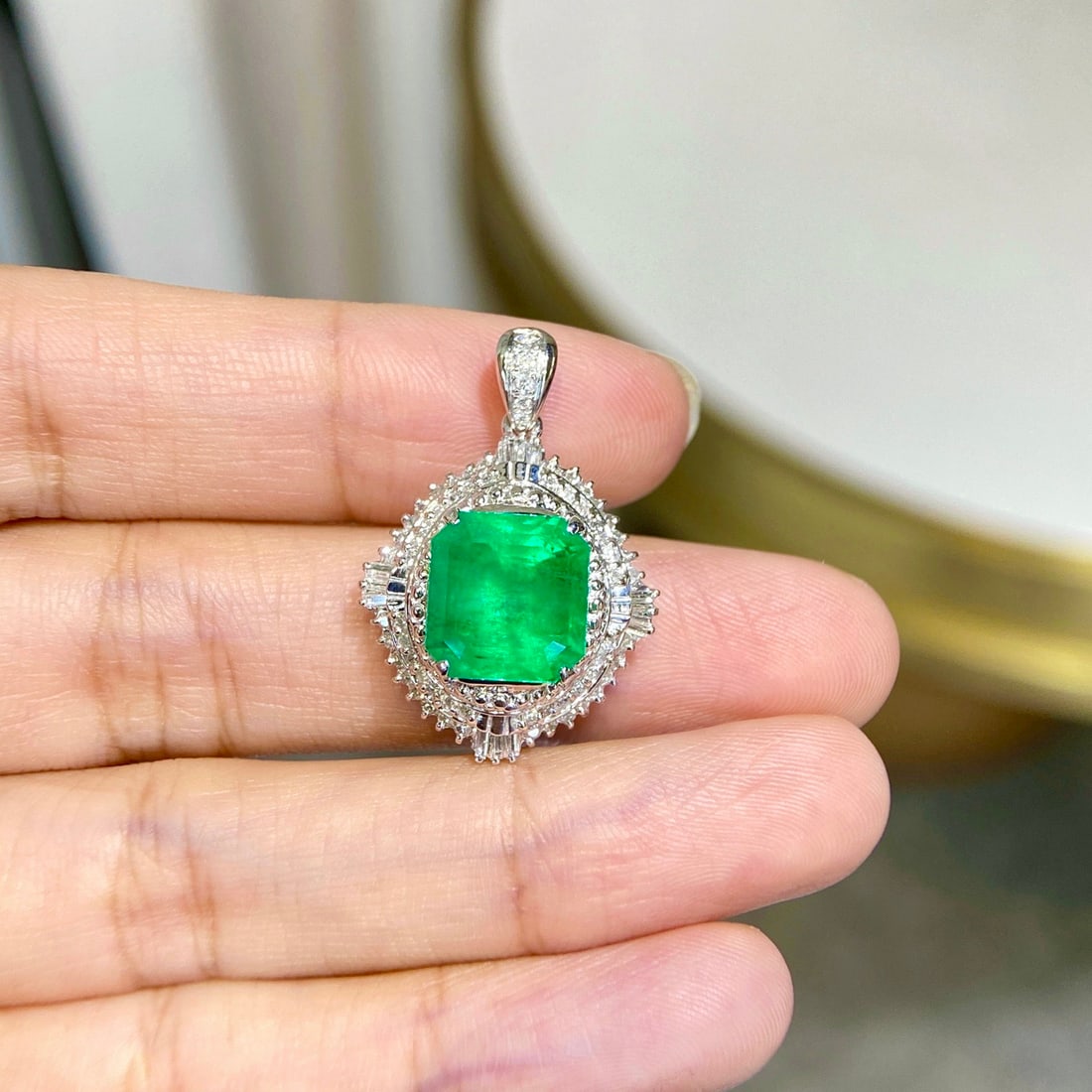 Express Shipping Pt900 6.33 Ctw Vivid Green Natural Emerald & Diamond Pendant( Without Chain ): Ref:22299 // gold content:pt900 // main gemstone:emerald // shape:octagonal // carat weight:5. 77ct // color:vivid green // treatment:natural // // adjacent gemstone 2 : diamond // shape:multiple